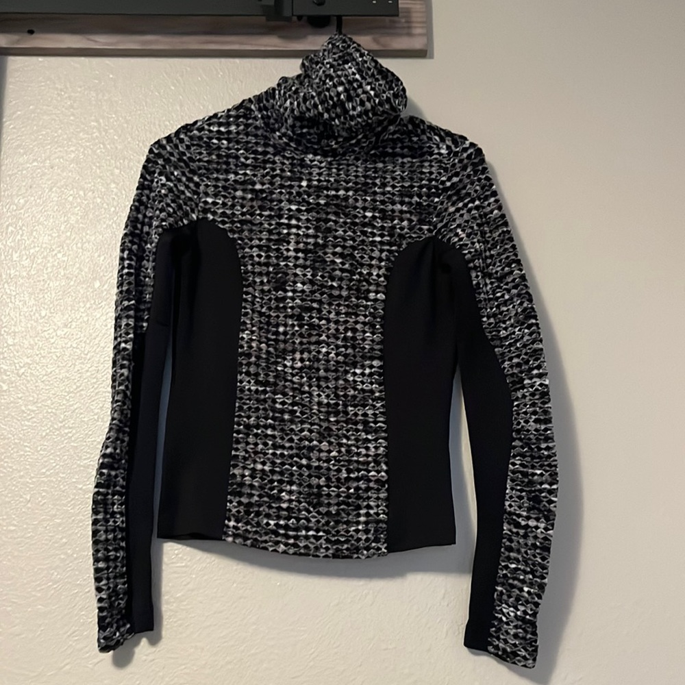So flattering! NikePro hyper warm crowd neck pullover xs